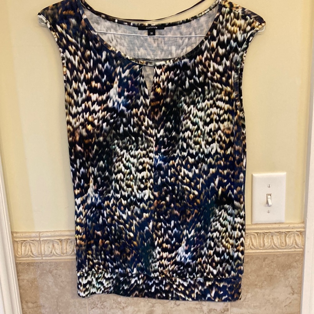 Printed shell w keyhole at neckline. Medium